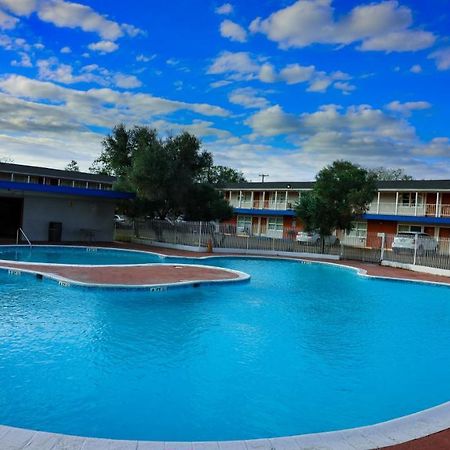 La Hacienda Hotel Laredo Bagian luar foto