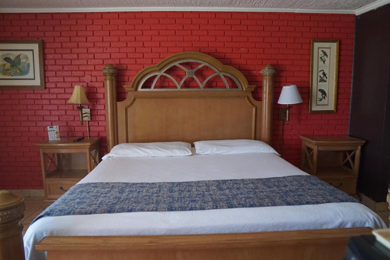 La Hacienda Hotel Laredo Bagian luar foto