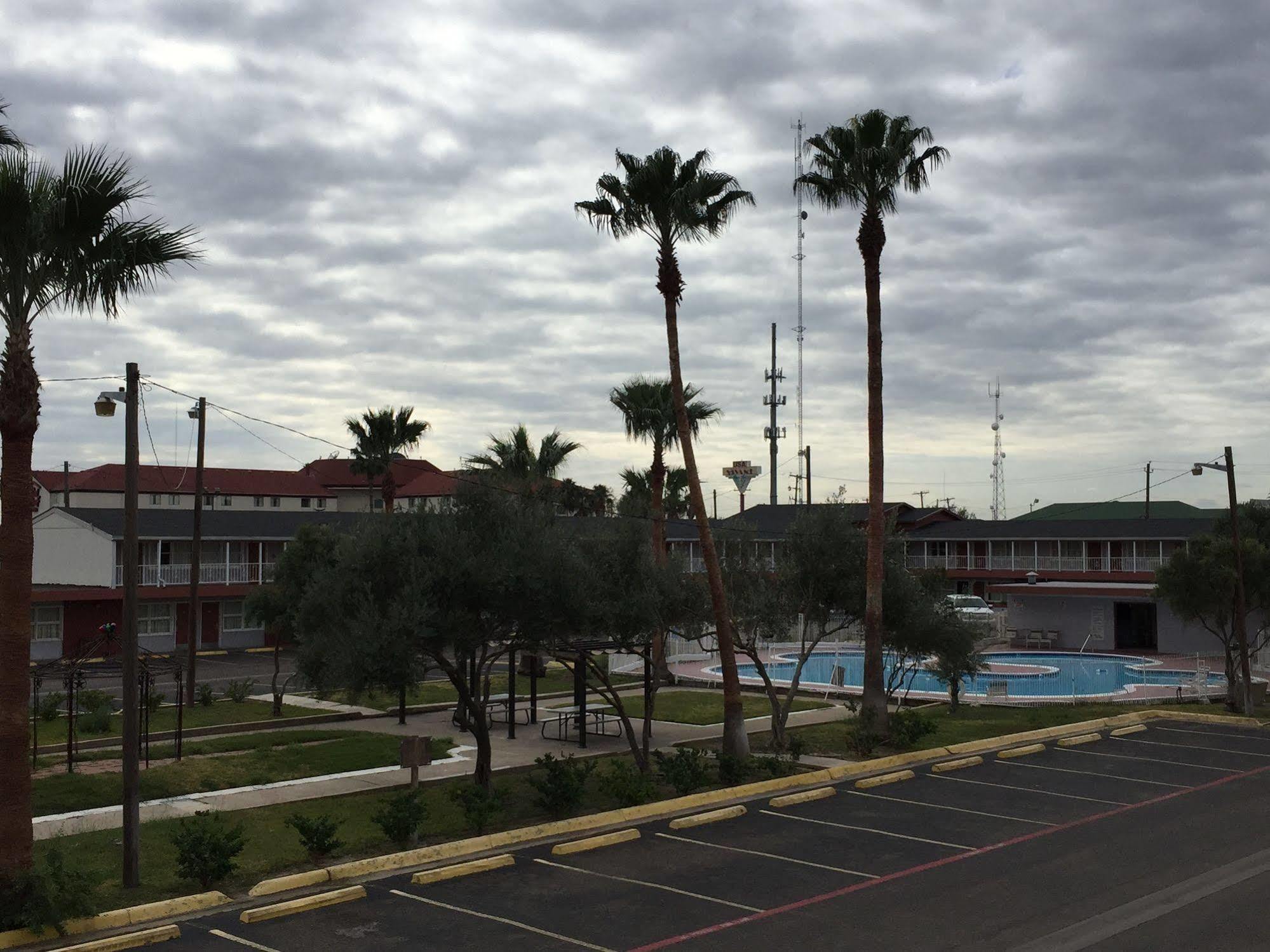 La Hacienda Hotel Laredo Bagian luar foto